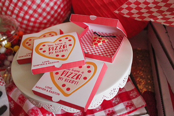 Mini Pizza Box Valentine, classroom valentine, free printable, Just Add Confetti printable, free valentine printable, tutorial, Valentine's Day pizza party, valentines day, you have a pizza my heart, partnership, oriental trading, free printable, pizza valentines, pizza party, just add confetti, pizza box printable, creative valentines, 